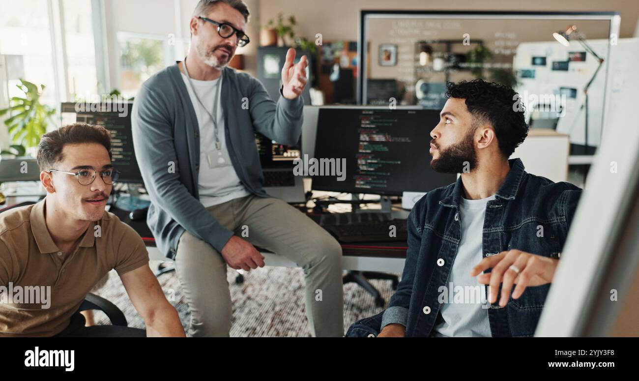 Programmeur, mentor et présentation avec des gens d'affaires au bureau pour le développeur de site Web, le bootcamp de codage et la revue. Planification, collaboration et Banque D'Images