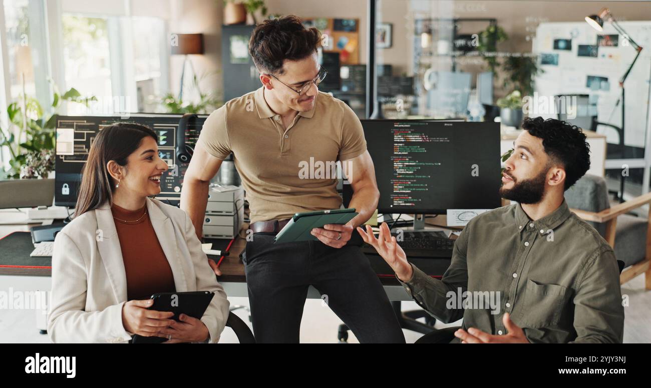 Programmeur, travail d'équipe et de recherche avec des gens d'affaires au bureau pour le développeur de site Web, le bootcamp de codage et la revue. Mentor, collaboration et logiciels Banque D'Images