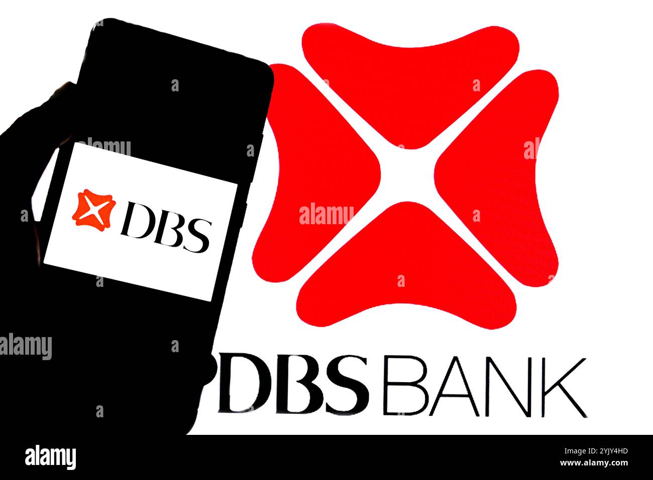 Inde. 14 novembre 2024. Dans cette illustration photo, un logo DBS vu affiché sur un smartphone avec un logo DBS Bank en arrière-plan. Crédit : SOPA images Limited/Alamy Live News Banque D'Images