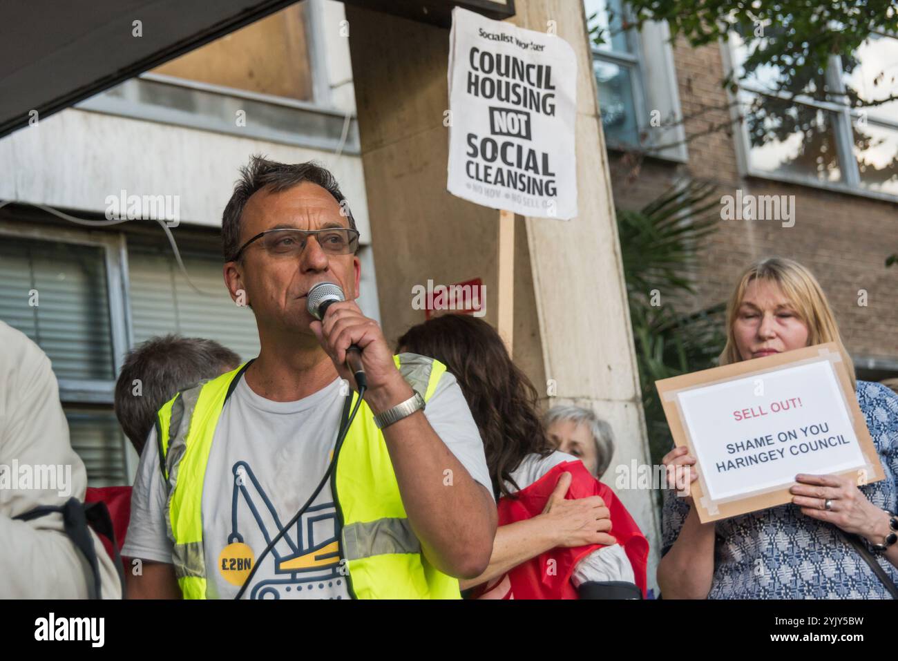 Londres, Royaume-Uni. 2 juillet 2017. Un homme de la campagne StopHDV parle au rassemblement par centaines, dont beaucoup de maisons sont menacées de démolition, sur les marches des bureaux du conseil municipal de Haringey où une réunion du cabinet devait approuver le Haringey Development Vehicle (HDV), 8217 la plus grande collaboration de Grande-Bretagne à ce jour entre une autorité locale et un promoteur immobilier, qui démolira un tiers des logements sociaux de Haringey, remettant plus de la moitié d'une valeur estimée à 2 milliards de livres sterling de lotissements publics, d'écoles, d'installations publiques et de logements privés acquis par commande d'achat obligatoire Banque D'Images