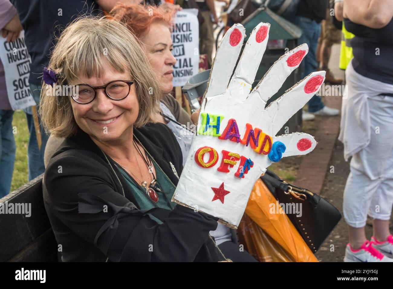 Londres, Royaume-Uni. 2 juillet 2017. Des centaines de personnes, dont beaucoup sont menacées de démolition, se réunissent à Duckett's Common pour se rendre à un rassemblement au conseil municipal de Haringey où une réunion du cabinet devait approuver le Haringey Development Vehicle (HDV), 8217 la plus grande collaboration de Grande-Bretagne à ce jour entre une autorité locale et un promoteur immobilier, qui démolira un tiers des logements sociaux de Haringey, remettant plus de la moitié d'une valeur estimée à 2 milliards de livres sterling de lotissements publics, d'écoles, d'installations publiques et de logements privés acquis par le biais de commandes d'achat obligatoires au promoteur Lendlease. Le Banque D'Images