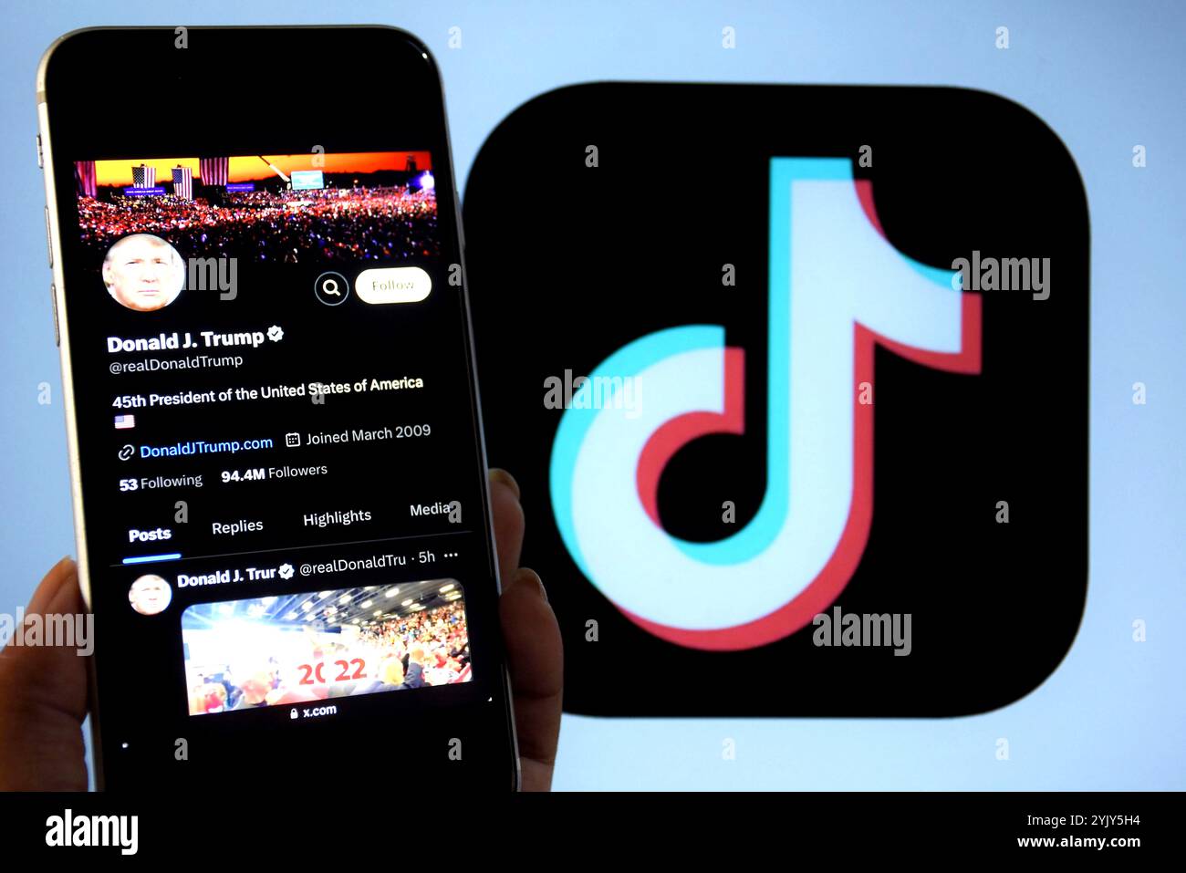 Inde. 13 novembre 2024. Dans cette illustration photo, X page de Donald J. Trump vu affiché sur un smartphone avec un logo TikTok en arrière-plan. (Crédit image : © Avishek Das/SOPA images via ZUMA Press Wire) USAGE ÉDITORIAL SEULEMENT! Non destiné à UN USAGE commercial ! Banque D'Images