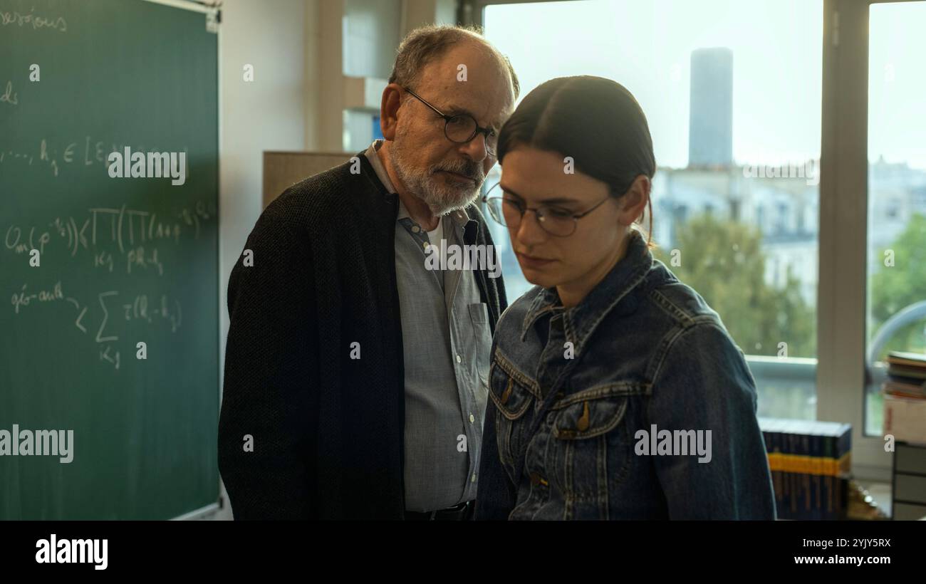 JEAN-PIERRE DARROUSSIN et ELLA RUMPF dans le THÉORÈME DE MARGUERITE (2023) -titre original : LE THEOREME DE MARGUERITE-, réalisé par ANNE NOVION. Banque D'Images