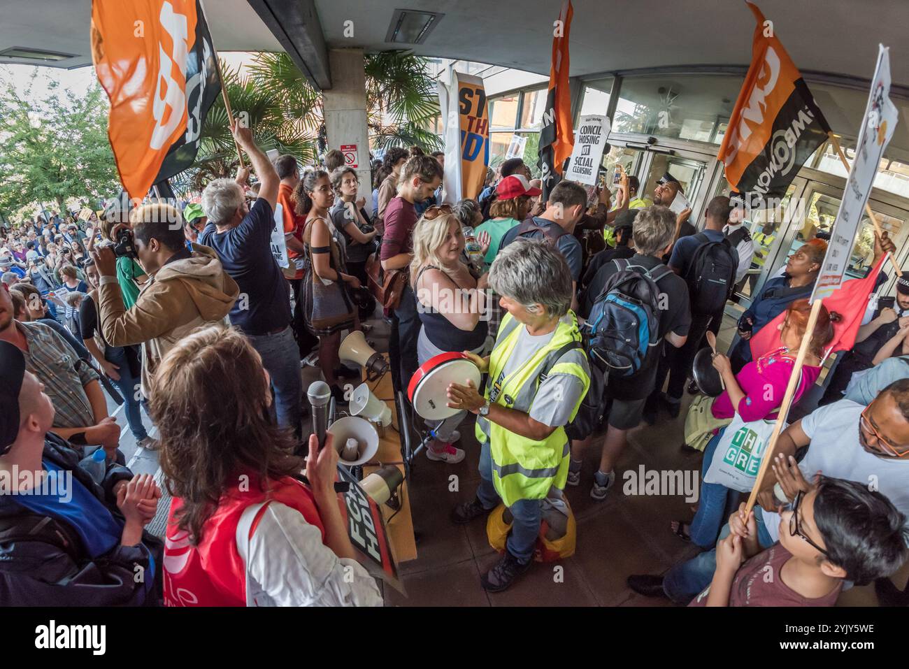 Londres, Royaume-Uni. 2 juillet 2017. Des centaines de personnes, dont bon nombre sont menacées de démolition, demandent à être admises dans les bureaux du conseil municipal de Haringey où une réunion du cabinet devait approuver le Haringey Development Vehicle (HDV), 8217 la plus grande collaboration de Grande-Bretagne à ce jour entre une autorité locale et un promoteur immobilier, qui démolira un tiers des logements sociaux de Haringey, remettant plus de la moitié d'une valeur estimée à 2 milliards de livres sterling de lotissements publics, d'écoles, d'installations publiques et de logements privés acquis par le biais de commandes d'achat obligatoires au promoteur Lendlease. Le HDV est en train d'être impos Banque D'Images