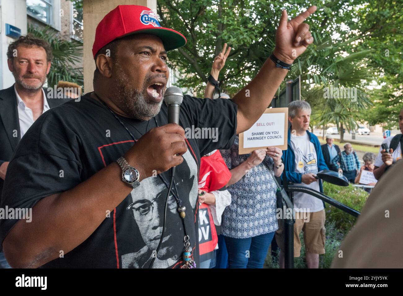 Londres, Royaume-Uni. 2 juillet 2017. Un homme de la campagne StopHDV parle au rassemblement par centaines, dont beaucoup de maisons sont menacées de démolition, sur les marches des bureaux du conseil municipal de Haringey où une réunion du cabinet devait approuver le Haringey Development Vehicle (HDV), 8217 la plus grande collaboration de Grande-Bretagne à ce jour entre une autorité locale et un promoteur immobilier, qui démolira un tiers des logements sociaux de Haringey, remettant plus de la moitié d'une valeur estimée à 2 milliards de livres sterling de lotissements publics, d'écoles, d'installations publiques et de logements privés acquis par commande d'achat obligatoire Banque D'Images