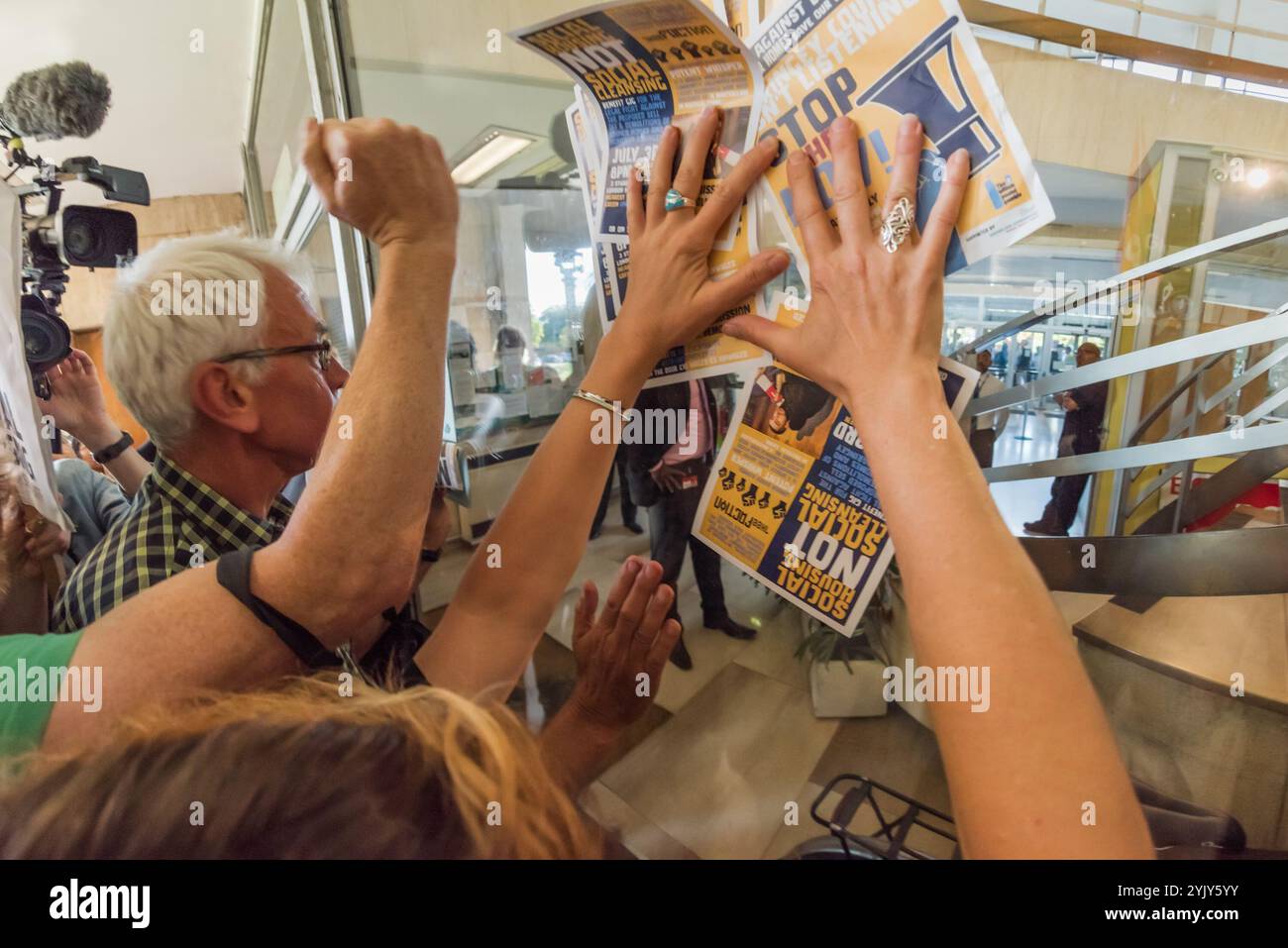 Londres, Royaume-Uni. 2 juillet 2017. Des centaines de personnes, dont bon nombre sont menacées de démolition, demandent à être admises dans les bureaux du conseil municipal de Haringey où une réunion du cabinet devait approuver le Haringey Development Vehicle (HDV), 8217 la plus grande collaboration de Grande-Bretagne à ce jour entre une autorité locale et un promoteur immobilier, qui démolira un tiers des logements sociaux de Haringey, remettant plus de la moitié d'une valeur estimée à 2 milliards de livres sterling de lotissements publics, d'écoles, d'installations publiques et de logements privés acquis par le biais de commandes d'achat obligatoires au promoteur Lendlease. Le HDV est en train d'être impos Banque D'Images