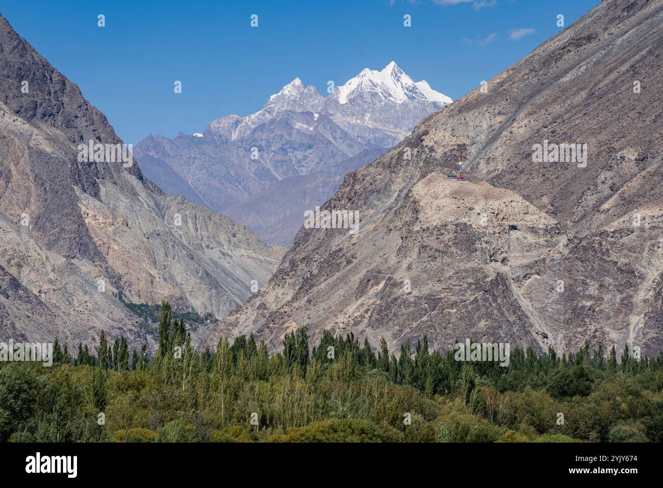 Paysage de montagne pittoresque dans la vallée de la rivière Shyok avec de hauts sommets enneigés dans la chaîne de Karakoram, Ghanche, Gilgit Baltistan, Pakistan Banque D'Images