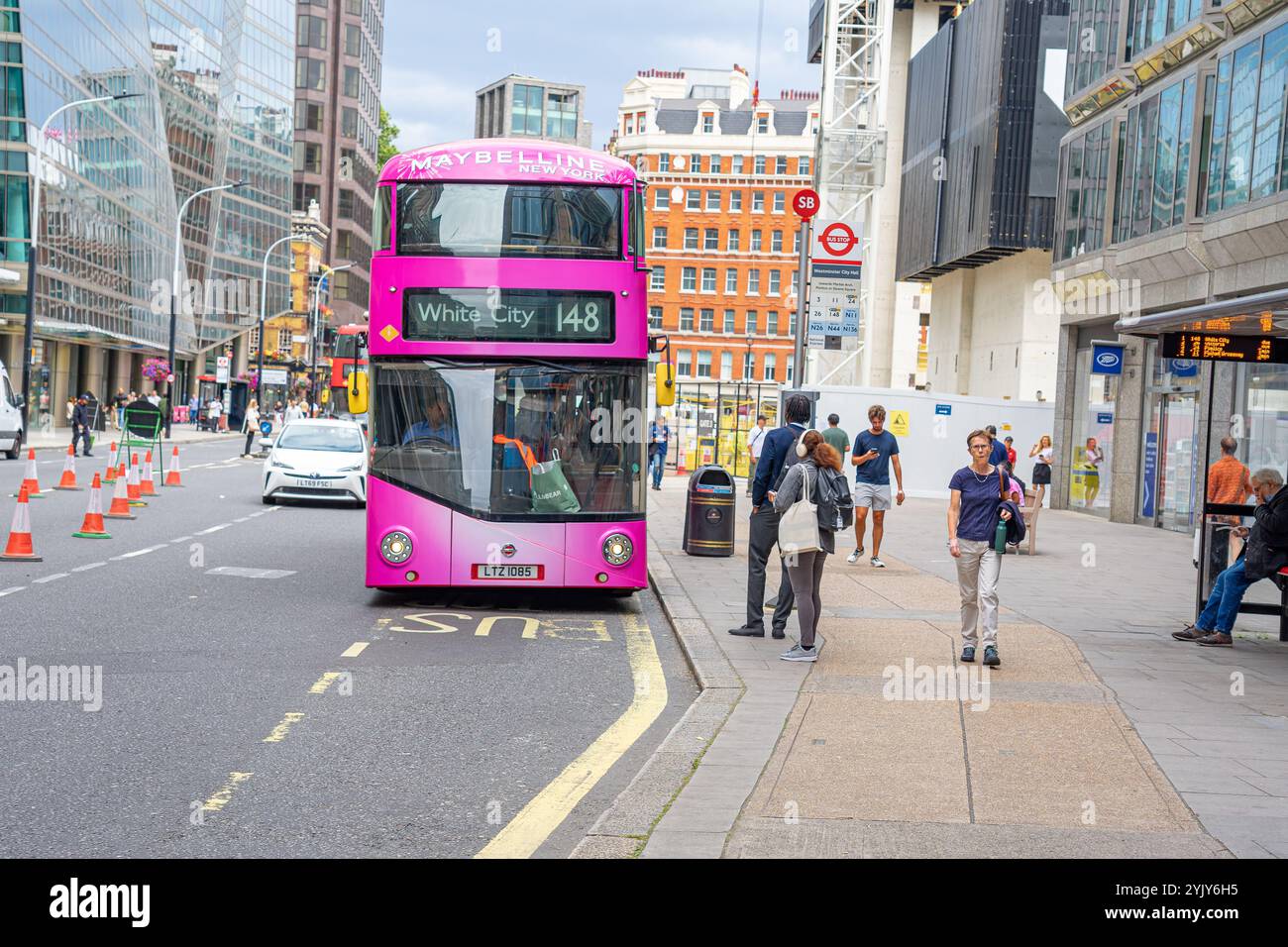 bus inglaterra angleterre de 2 étages de couleur rose dans la zone urbanisée pendant la journée. Destination ville blanche-Londres-Angleterre Banque D'Images