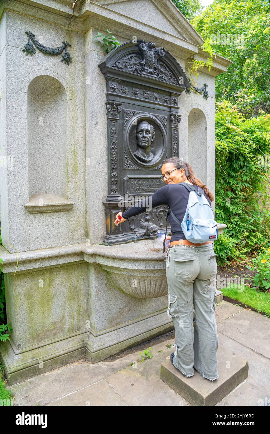 Fontaine d'eau potable avec la figure de Henry Fawcett à l'intérieur du jardin Victoria Embankment à London.UK. Banque D'Images