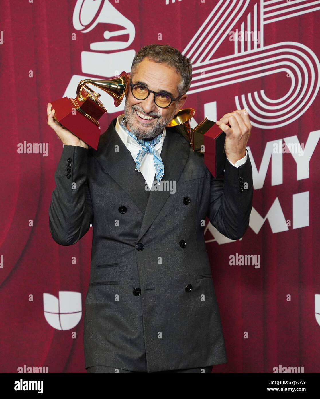 Miami, États-Unis. 15 octobre 2024. Jorge Drexler pose dans la salle de presse avec les prix de la meilleure chanson et chanson de l'année pour 'Derrumbe' lors de la 25e cérémonie annuelle des Latin GRAMMY Awards au Kaseya Center le 14 novembre 2024 à Miami, en Floride. Crédit : Imagespace/Alamy Live News Banque D'Images