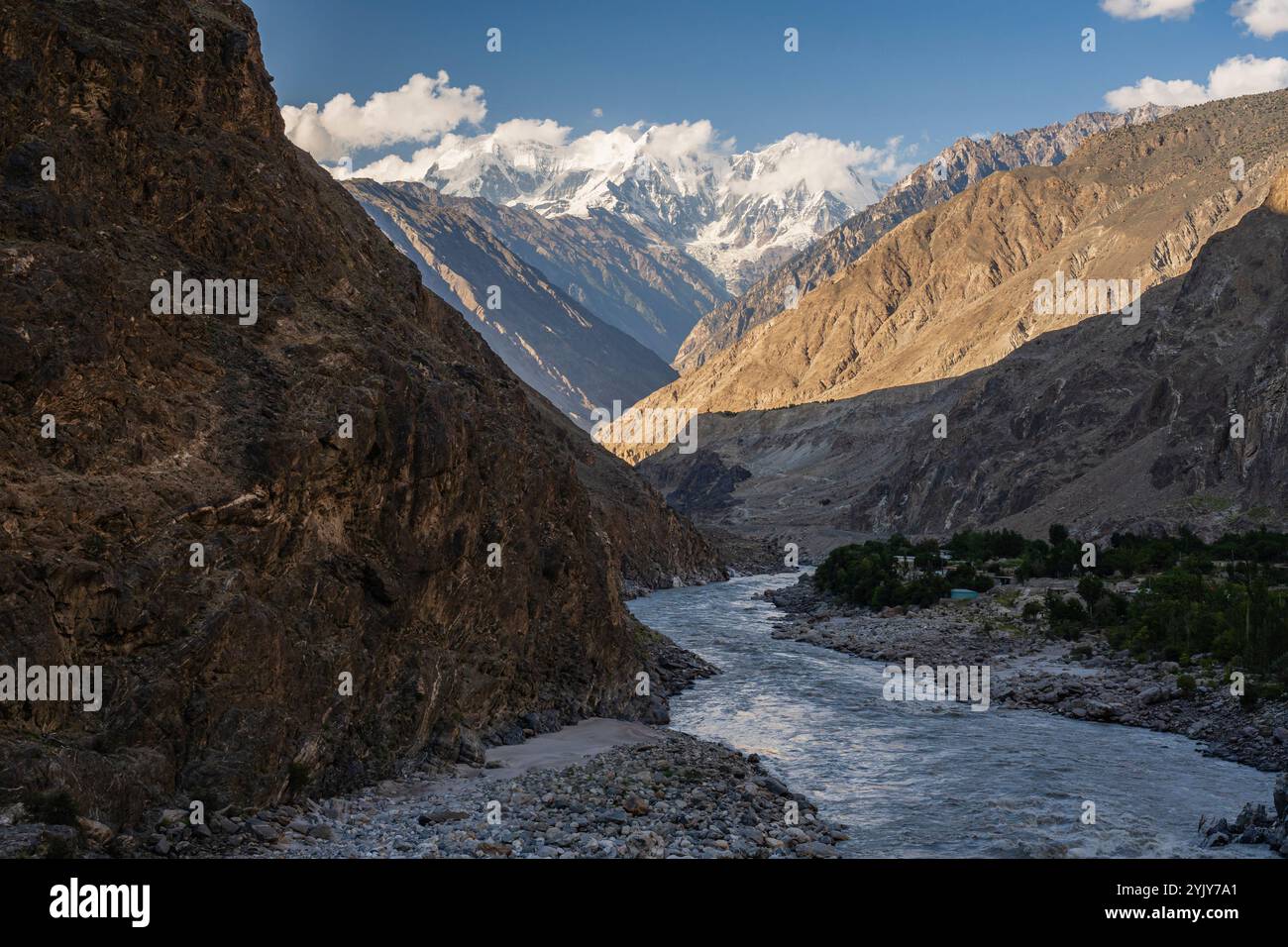 Vue panoramique de fin d'après-midi du pic Haramosh dans la chaîne de montagnes Karakoram, Skardu, Gilgit Baltistan, Pakistan Banque D'Images