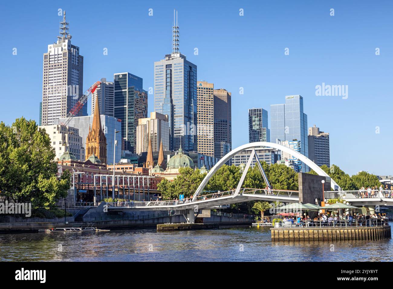 Melbourne, Australie - 20 janvier 2023 : le pont piétonnier Evan Walker sur la rivière Yarra, dans le centre-ville de Melbourne, rejoint la Southbank et la ce Banque D'Images