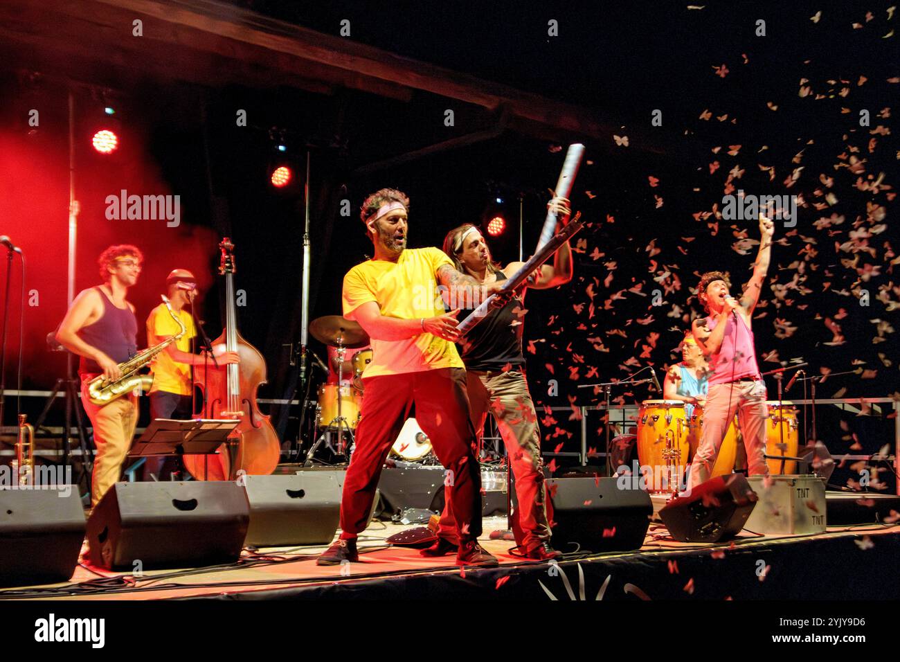 Alfredo Buendia y los Picaflores en concert pour les invitations du Festival, au domaine de la Vidalle. Vendres, Occitanie, France Banque D'Images