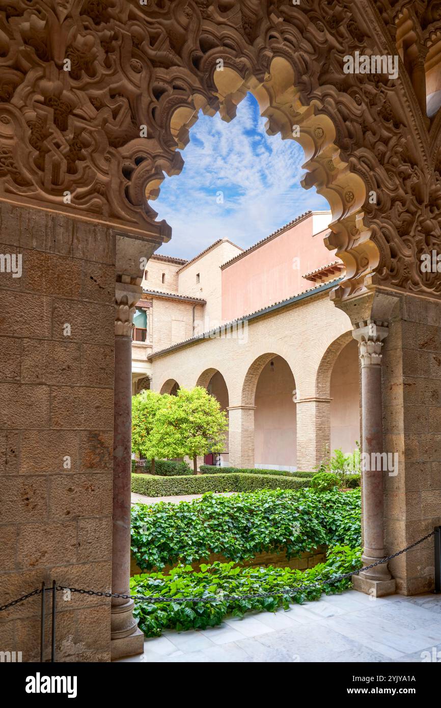 Dans la cour du palais Aljaferia à Saragosse, Espagne Banque D'Images