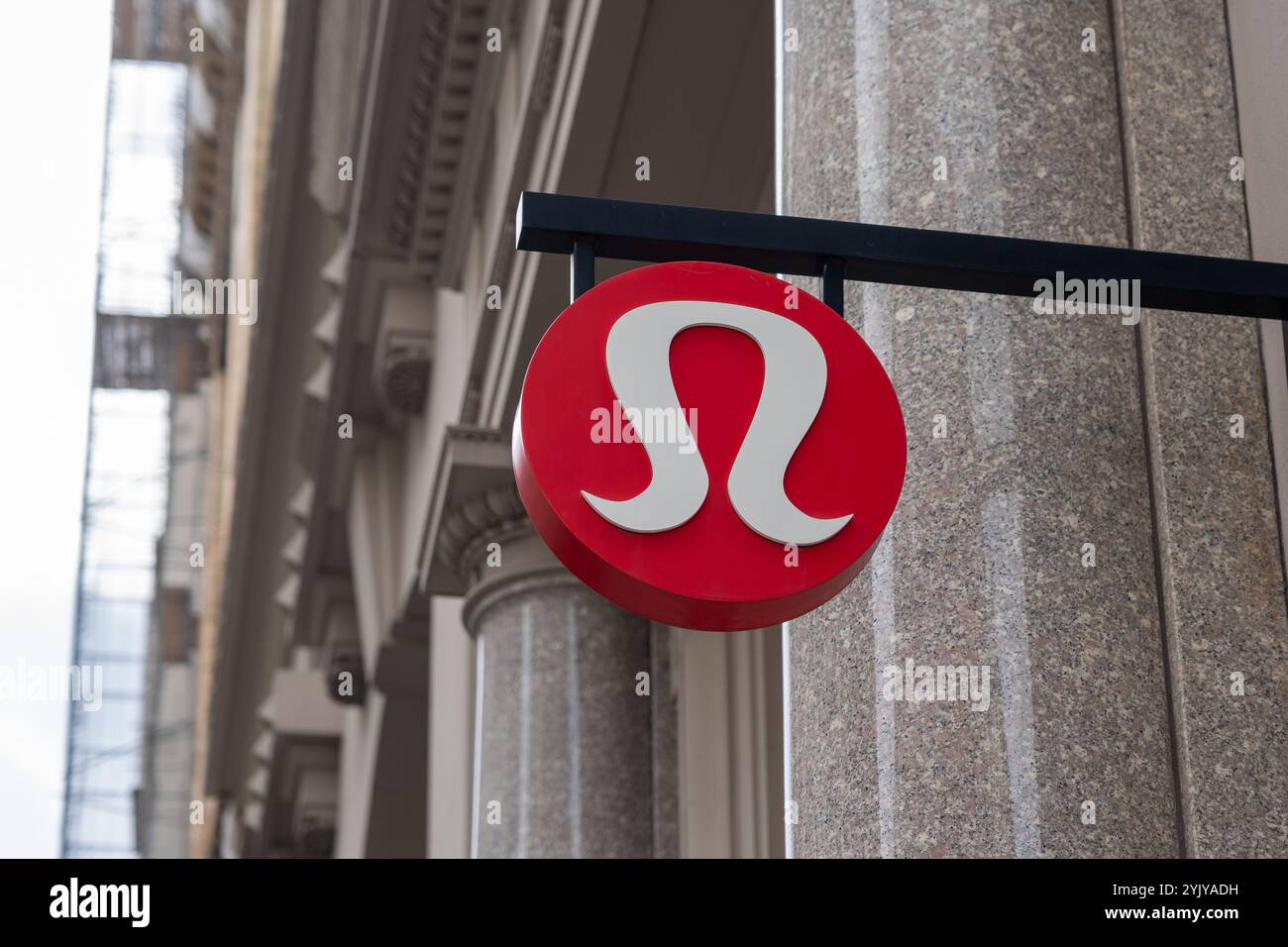 Un logo lululemon sur le bâtiment de leur magasin à New York, États-Unis. Banque D'Images