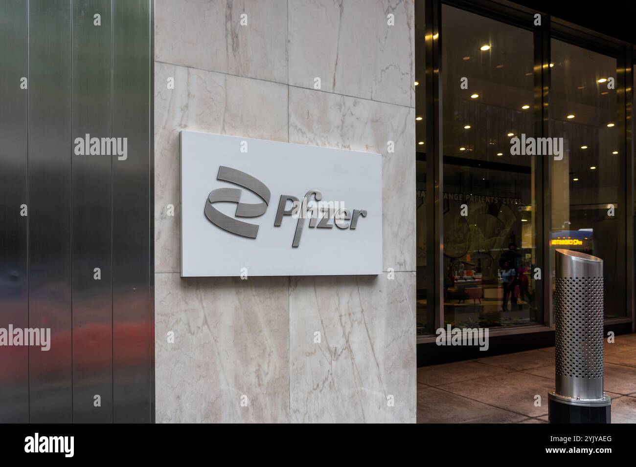Un logo Pfizer au siège mondial de Pfizer à New York, aux États-Unis. Banque D'Images
