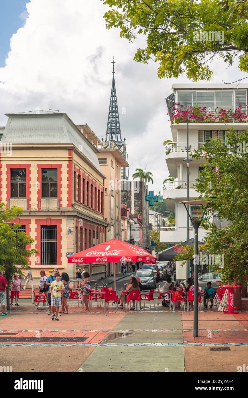 Fort-de-France, Martinique - 3 janvier 2018 : une scène de rue dynamique avec des cafés en plein air et une architecture historique. Banque D'Images