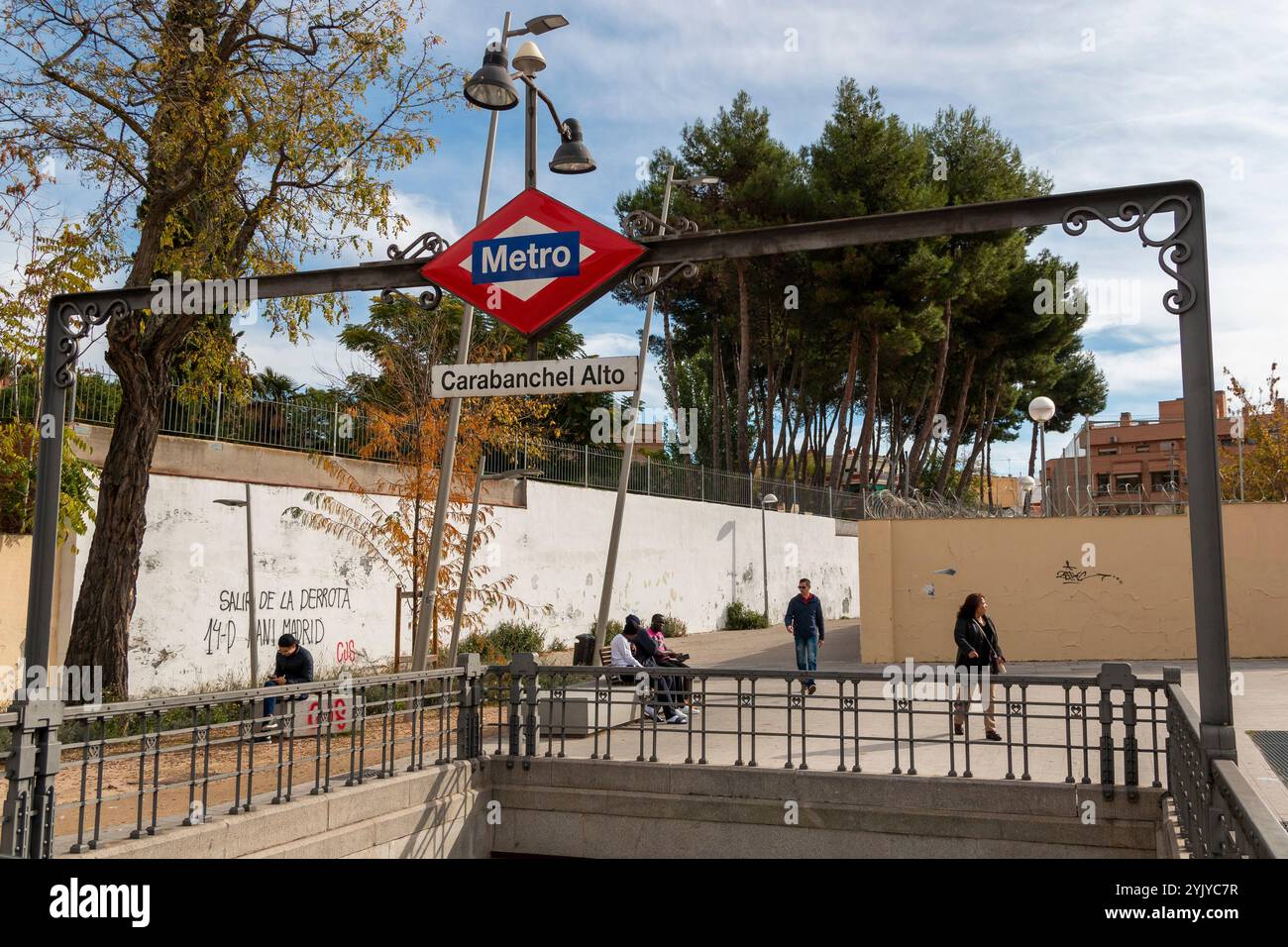 À Madrid, la station de métro Carabanchel Alto est généralement occupée par des personnes de différentes ethnies et cultures, démontrant le multiculturalisme de Banque D'Images