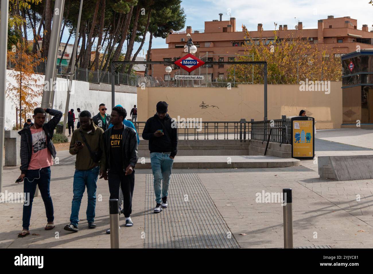 À Madrid, la station de métro Carabanchel Alto est généralement occupée par des personnes de différentes ethnies et cultures, démontrant le multiculturalisme de Banque D'Images