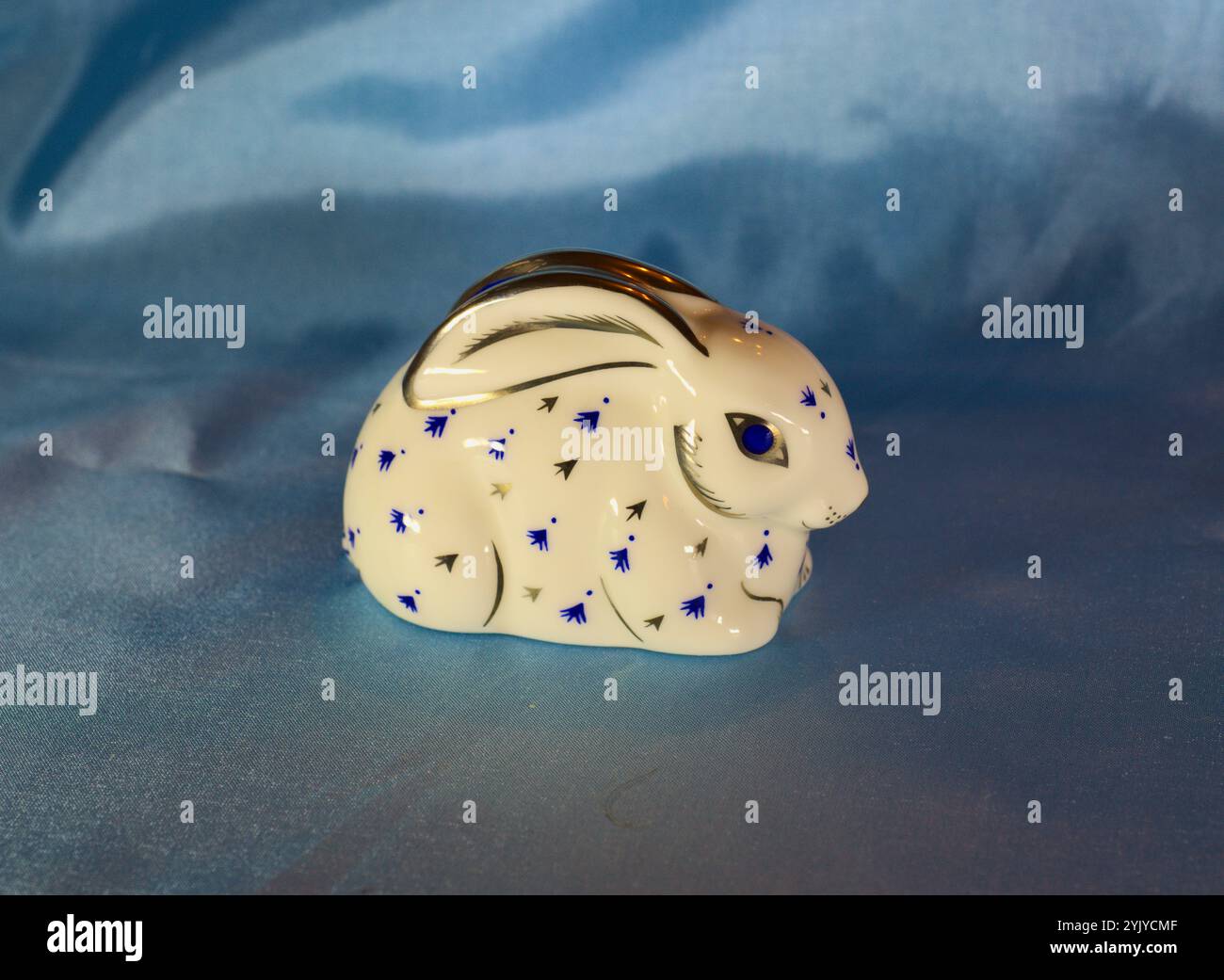 Royal Crown Derby. De belles figurines colorées en porcelaine chez Various Animals.s. Banque D'Images