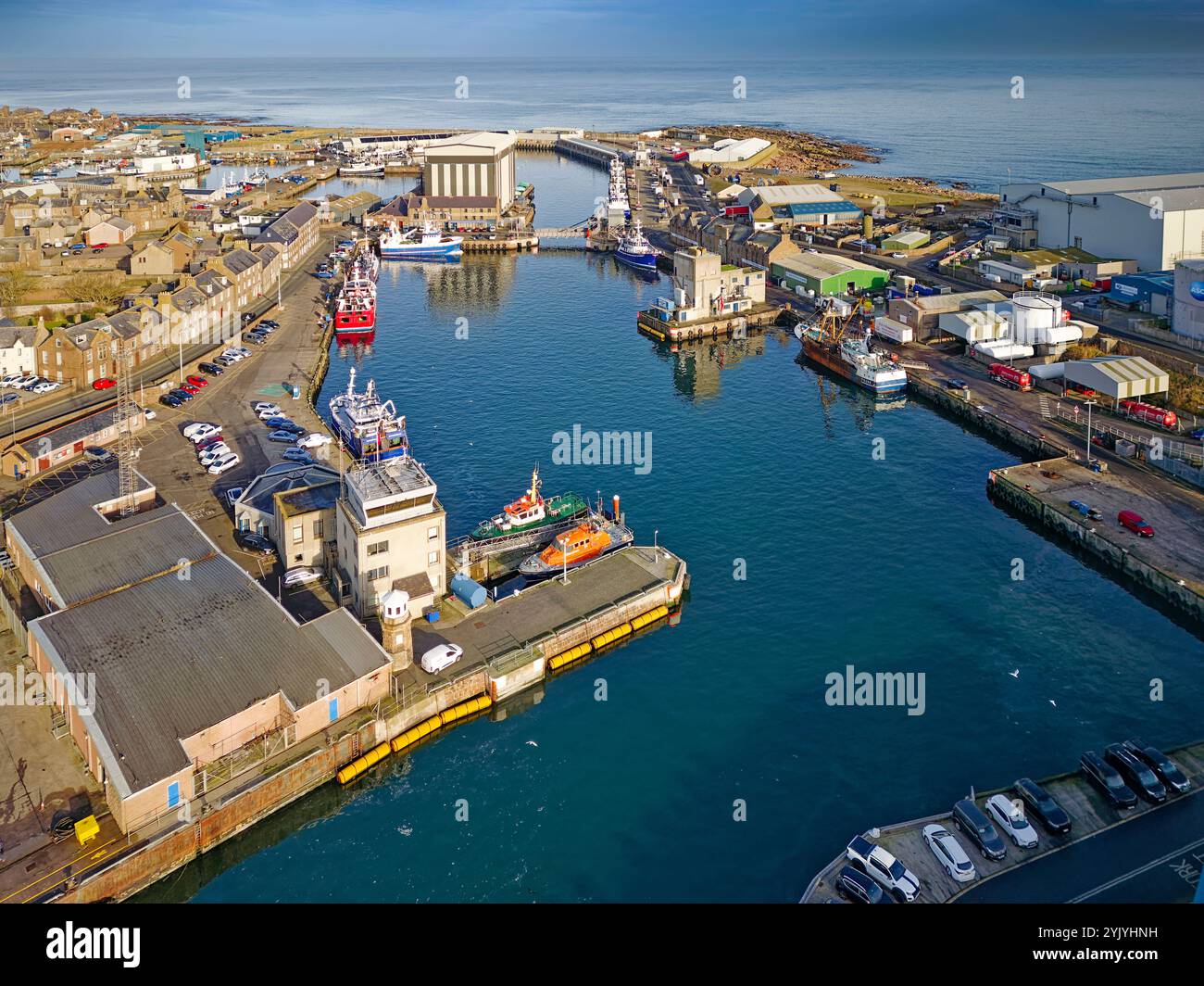 Peterhead Aberdeenshire Scotland Harbour Area bateaux de pêche amarrés RNLI Boat North Lighthouse West Pier et Blubber Box Jetty Banque D'Images