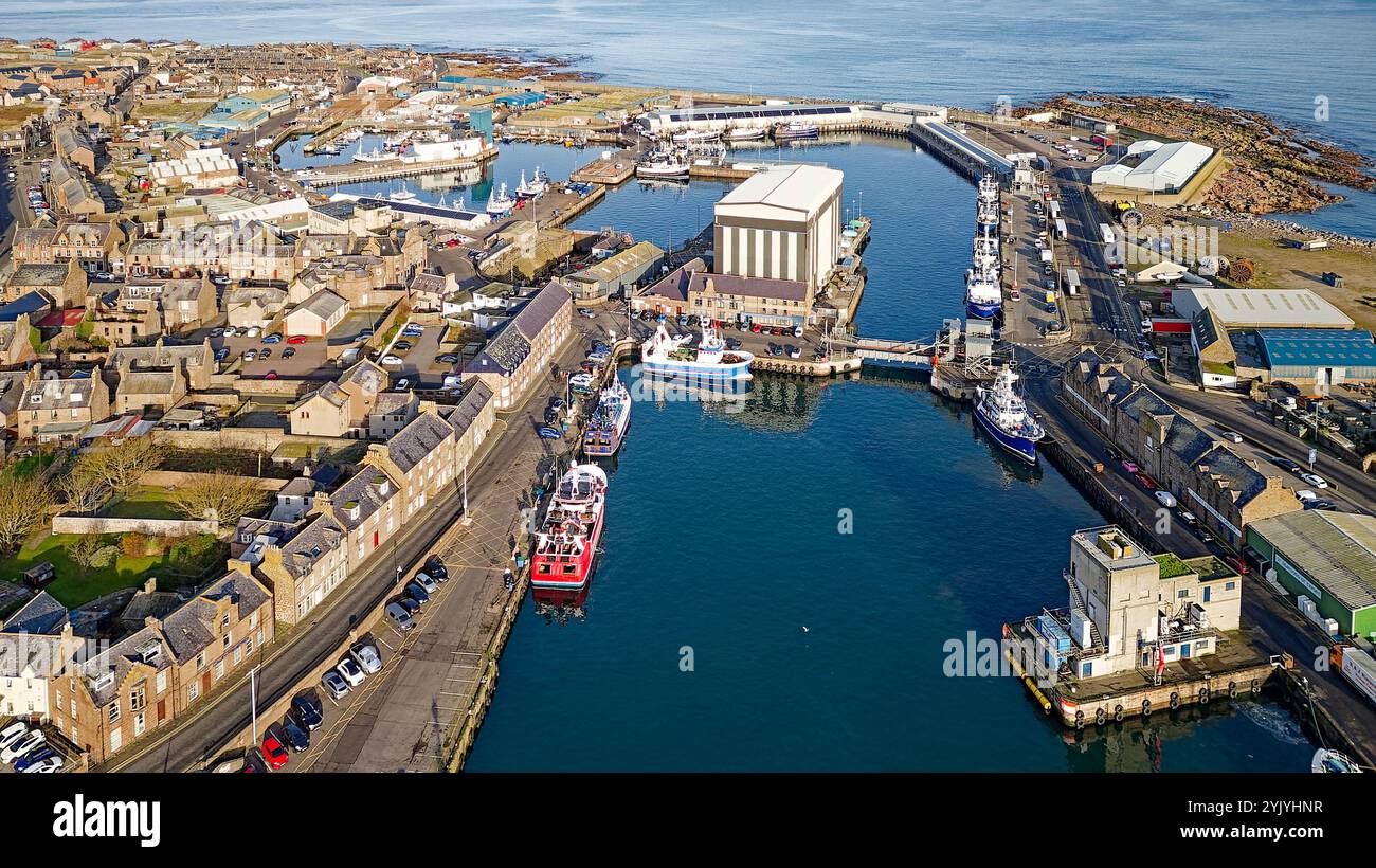 Peterhead Aberdeenshire Écosse bateaux de pêche amarrés au port West Pier Queenie Lift Bridge Shiprow Blubber Box Jetty et marché aux poissons au loin Banque D'Images