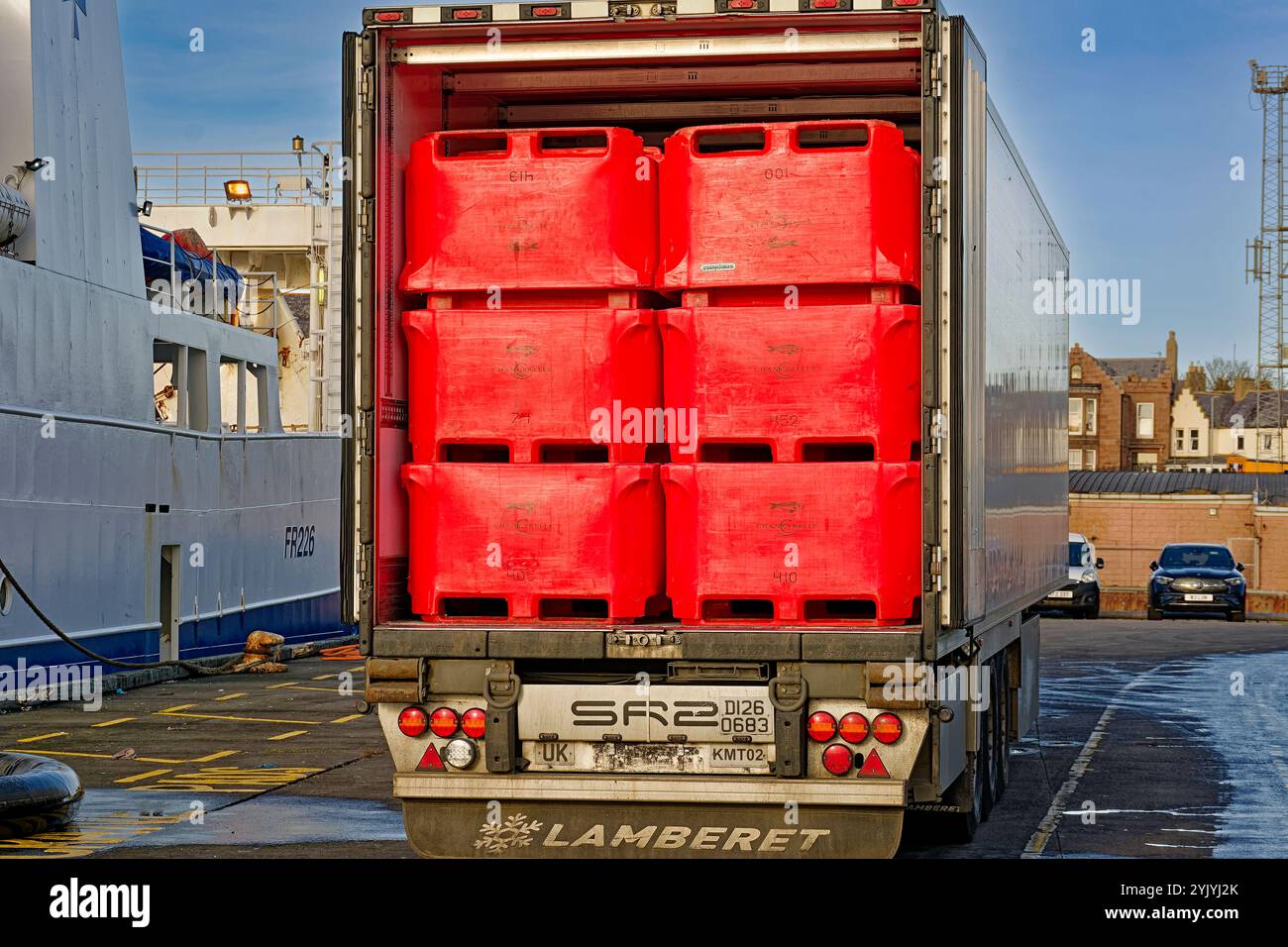 Peterhead Aberdeenshire Écosse le port un transporteur chargé de caisses de poissons rouges Banque D'Images