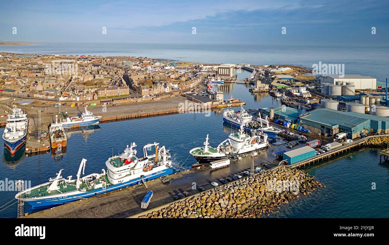 Peterhead Aberdeenshire Écosse zone portuaire grands bateaux de pêche ou navires en cours d'entretien à Albert Quay Banque D'Images