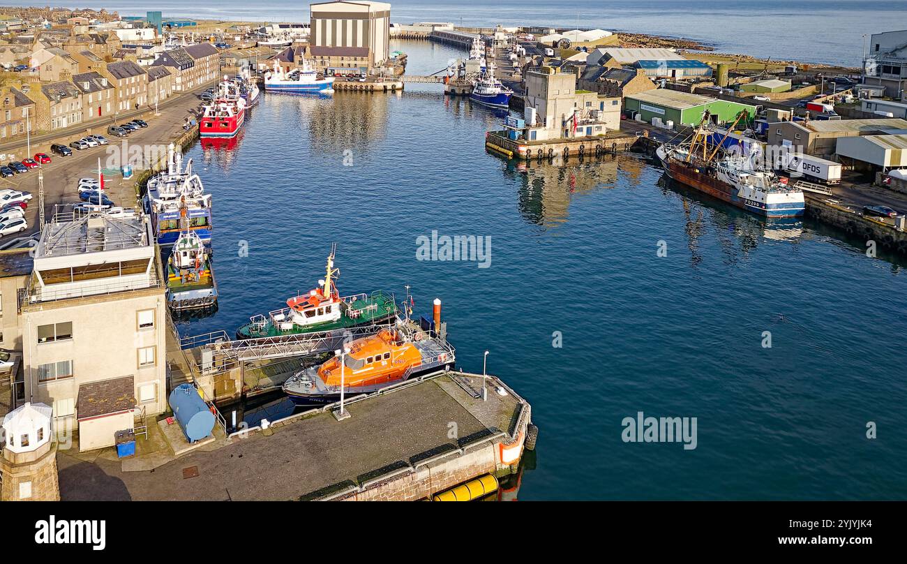 Peterhead Aberdeenshire Écosse la zone portuaire amarrait les navires de pêche RNLI Boat North Lighthouse West Pier et Blubber Box Jetty Banque D'Images