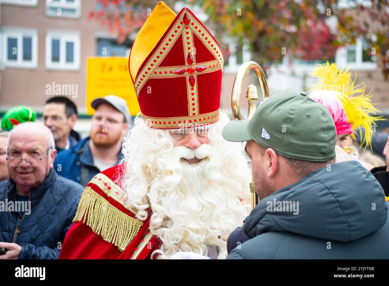 Saint Nicolas (néerlandais : Sinterklaas) parle avec les gens lors de son entrée festive aux pays-Bas. Banque D'Images