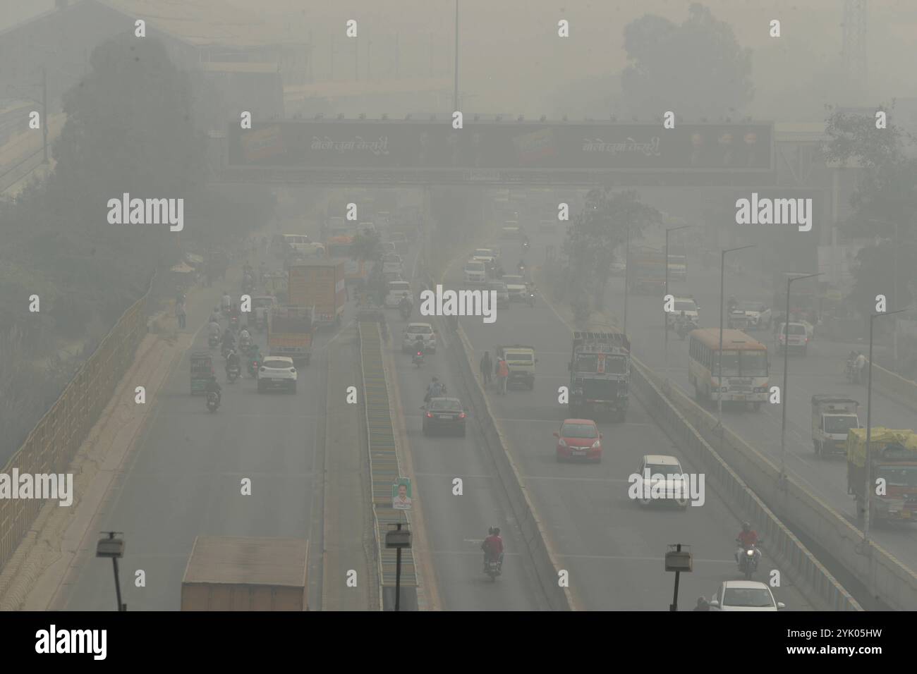 La circulation se déplace au milieu du smog dans la région de New Delhis RCN le samedi 16 novembre 2024. L'IQA de Delhi reste sévère à 460 pour la quatrième journée consécutive, le smog étouffe sévèrement la ville. New Delhi Inde Copyright : xAnshumanxAkashx Banque D'Images