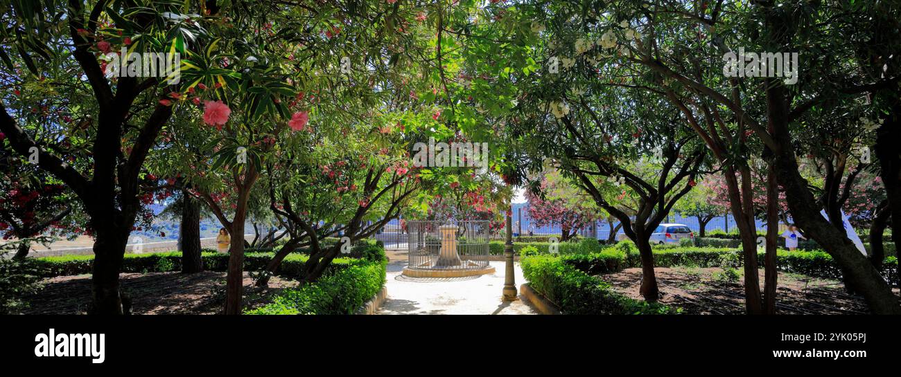 Vue à travers les jardins dédiés au peintre japonais Miki Haruta, ville de Ronda, Andalousie, Espagne, Europe Banque D'Images