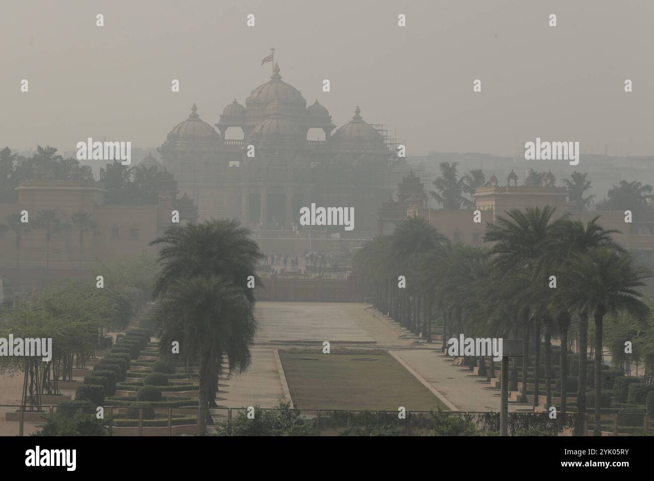 Une vue du temple Akshardham au milieu du smog à New Delhi le samedi 16 novembre 2024. L'IQA de Delhi reste sévère à 460 pour la quatrième journée consécutive, le smog étouffe sévèrement la ville. New Delhi Inde Copyright : xAnshumanxAkashx Banque D'Images