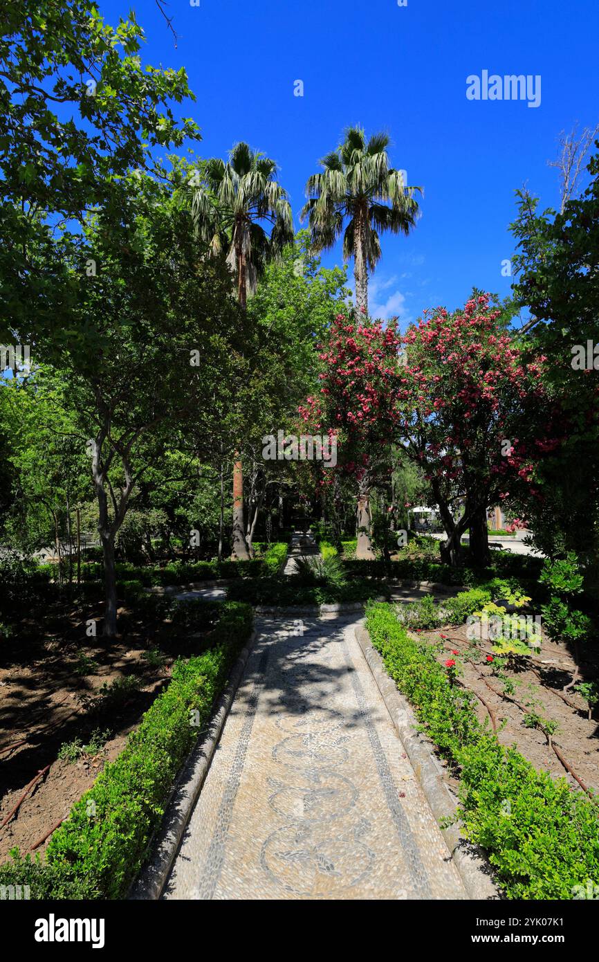 Vue à travers les jardins dédiés au peintre japonais Miki Haruta, ville de Ronda, Andalousie, Espagne, Europe Banque D'Images