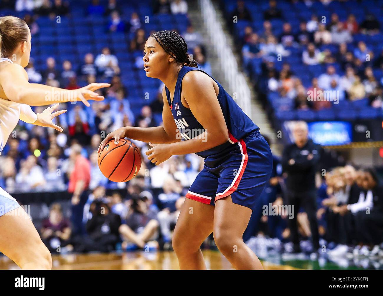 15 novembre 2024 : Sarah Strong (21 ans), attaquante de l'Université du Connecticut, dribble la balle. Match de basket NCAA entre l'Université du Connecticut et l'Université de Caroline du Nord au First Horizon Arena, Greensboro NC David Beach/CSM Banque D'Images