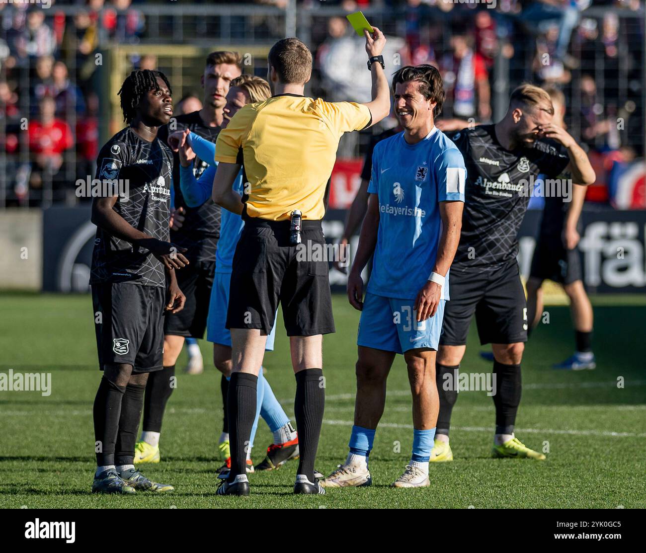 Muenchen, Deutschland. 16 novembre 2024. Simon Schreiner (Schiedsrichter) verteilt je eine gelbe Karte an Gibson Nana Adu (SpVgg Unterhaching, #42) und Tunay Deniz (TSV 1860 Muenchen, #36). GER, TSV 1860 Muenchen gegen SpVgg Unterhaching, Fussball, Bayerischer Totopokal, Viertelfinale, saison 2024/2025, 16.11.2024. Foto : Eibner-Pressefoto/Heike Feiner crédit : dpa/Alamy Live News Banque D'Images