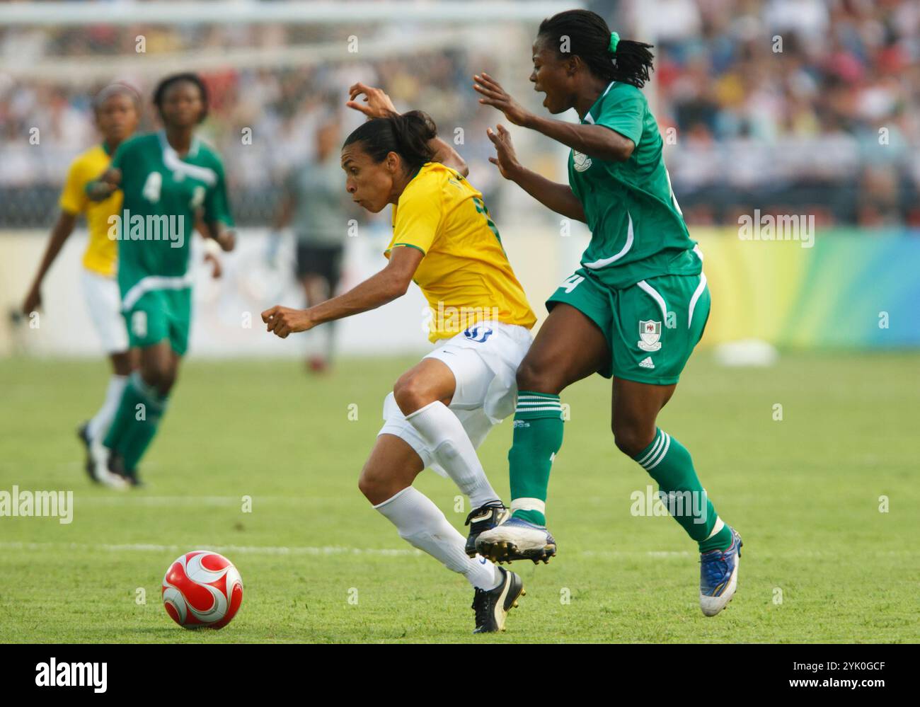 PÉKIN, CHINE - 12 AOÛT : Faith Ikidi, du Nigeria (R), défend le brésilien Marta (l) lors d'un match de tournoi de football féminin des Jeux Olympiques de Pékin le 12 août 2008 au stade des travailleurs de Pékin, en Chine. Usage éditorial exclusif. (Photographie de Jonathan Paul Larsen / Diadem images) Banque D'Images