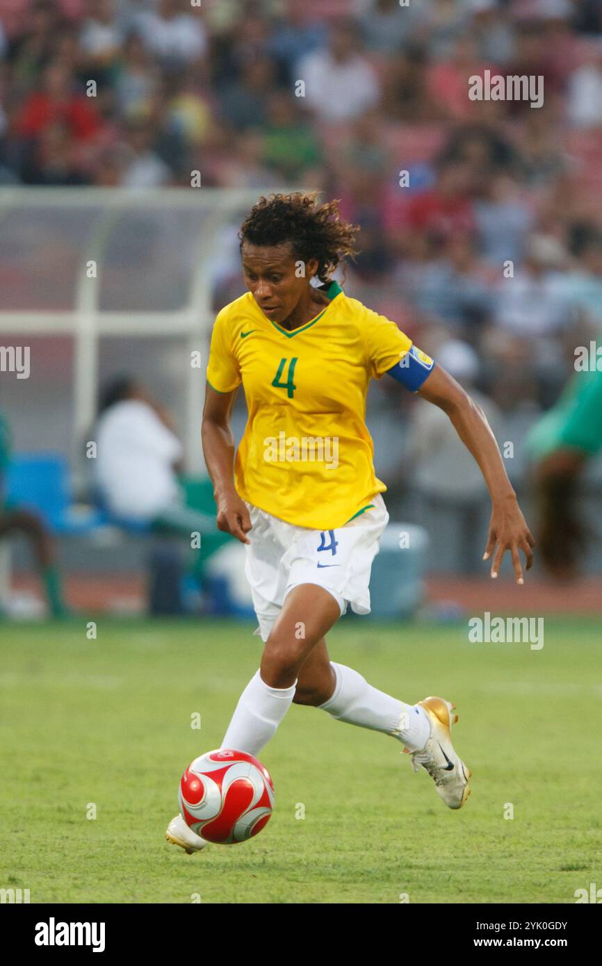 PÉKIN, CHINE - 12 AOÛT : le capitaine de l'équipe brésilienne Tania attaque le Nigeria lors d'un match de tournoi de football féminin des Jeux Olympiques de Pékin le 12 août 2008 au stade des travailleurs de Pékin, en Chine. Usage éditorial exclusif. (Photographie de Jonathan Paul Larsen / Diadem images) Banque D'Images