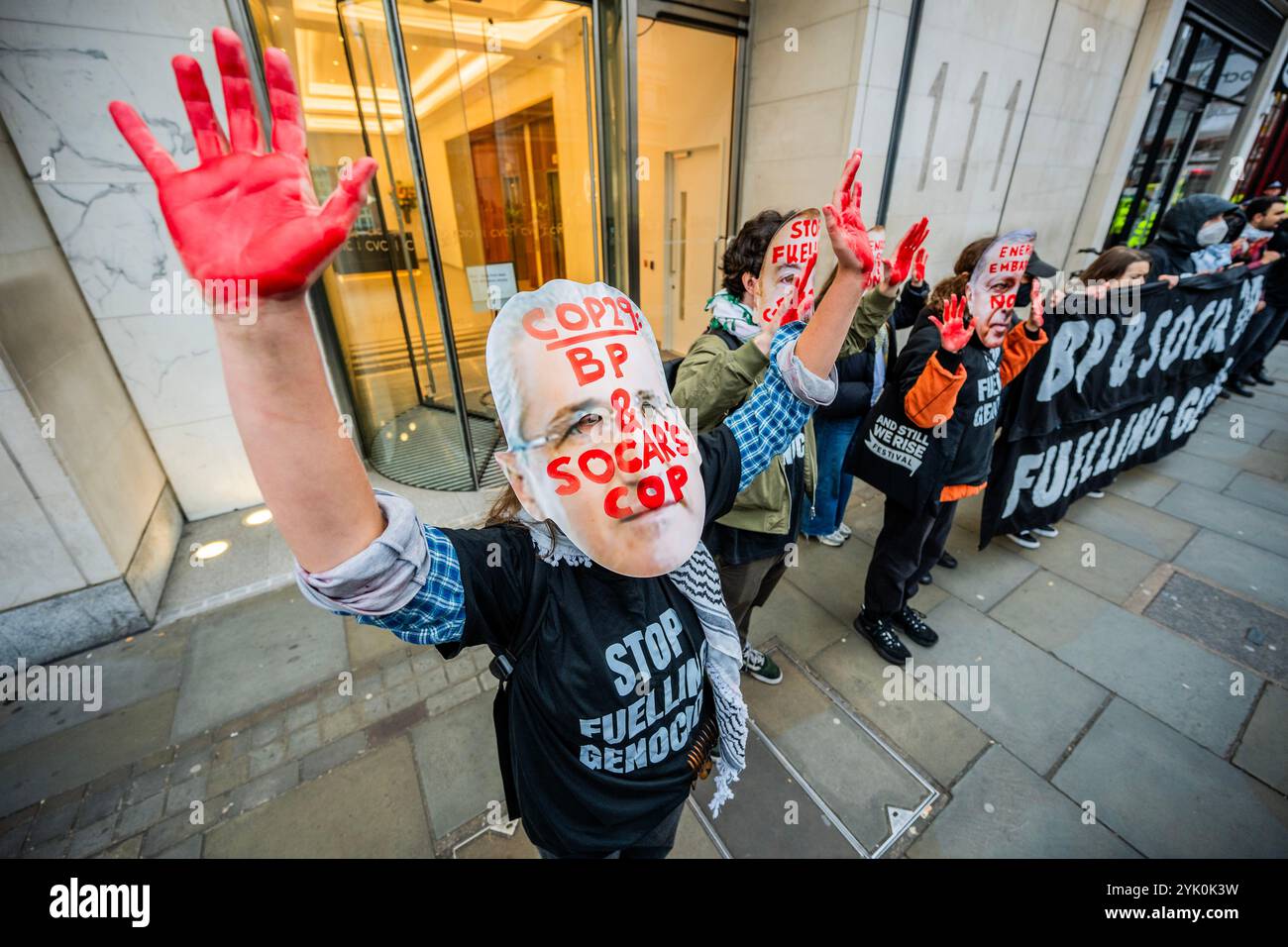 Londres, Royaume-Uni. 16 novembre 2024. Un groupe affirme que BP et SOCAR ont du sang sur les mains et organisent une manifestation devant les bureaux de SOCAR à londres sur le Strand - extinction Rebellion et d'autres groupes verts marchent pour la justice climatique mondiale du British Museum au 10 Downing Street. Planifié pour coïncider avec les négociations sur le climat de la COP29 de l'ONU, les manifestants exigent que le gouvernement britannique « mette fin à notre dépendance aux combustibles fossiles, paie pour le financement du climat - et investisse dans des solutions vertes plutôt que dans des actions militaires, comme le soutien à l'assaut israélien sur Gaza ». Crédit : Guy Bell/Alamy Live News Banque D'Images