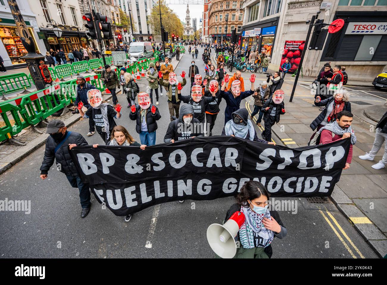 Londres, Royaume-Uni. 16 novembre 2024. Un groupe affirme que BP et SOCAR ont du sang sur les mains et organisent une manifestation devant les bureaux de SOCAR à londres sur le Strand - extinction Rebellion et d'autres groupes verts marchent pour la justice climatique mondiale du British Museum au 10 Downing Street. Planifié pour coïncider avec les négociations sur le climat de la COP29 de l'ONU, les manifestants exigent que le gouvernement britannique « mette fin à notre dépendance aux combustibles fossiles, paie pour le financement du climat - et investisse dans des solutions vertes plutôt que dans des actions militaires, comme le soutien à l'assaut israélien sur Gaza ». Crédit : Guy Bell/Alamy Live News Banque D'Images