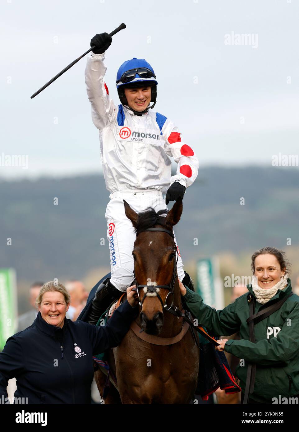 Freddie Gingell après avoir remporté la Paddy Power Gold Cup handicap Chase avec il Ridoto lors du Paddy Power Day à l'hippodrome de Cheltenham. Date de la photo : samedi 16 novembre 2024. Banque D'Images