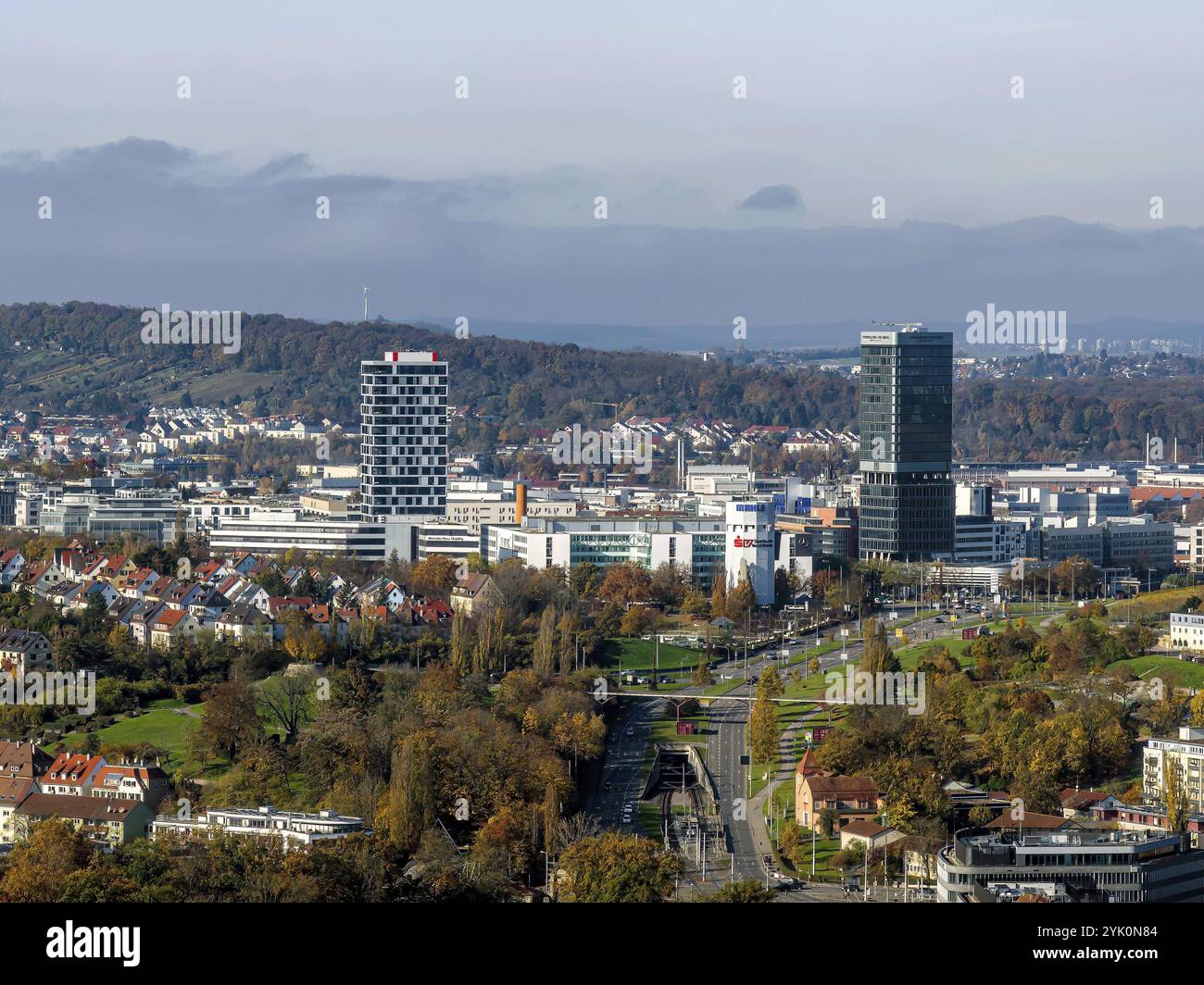 Pragsattel avec gratte-ciel et Porsche Design Tower. Vue sur Stuttgart depuis les airs. Stuttgart, Bade-Wuerttemberg, Allemagne, Europe Banque D'Images