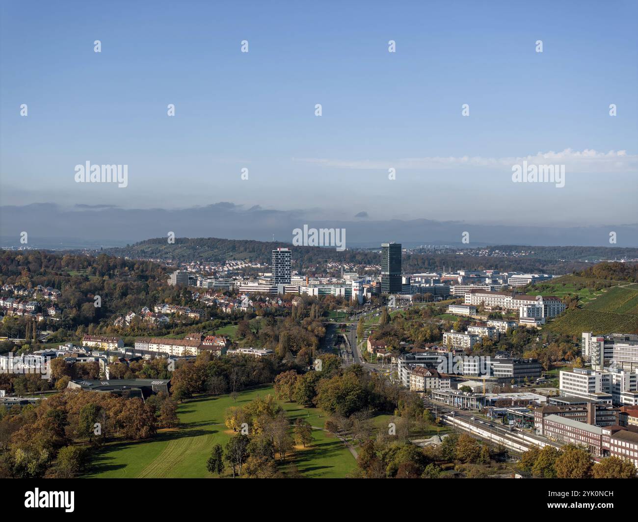 Pragsattel avec gratte-ciel et Porsche Design Tower. Vue sur Stuttgart depuis les airs. Quartier général de la police de Stuttgart sur la droite. Baden-Wï¿½ Banque D'Images
