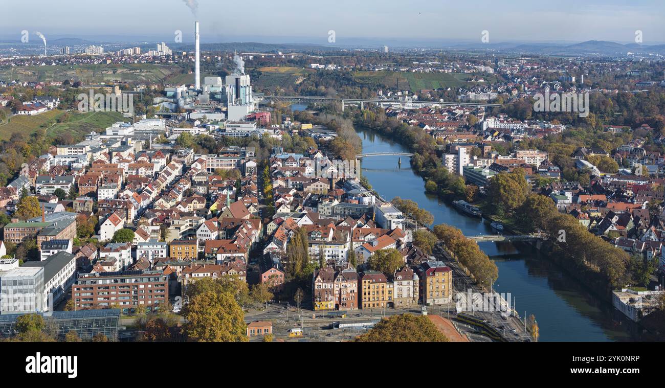 Vue sur Stuttgart depuis les airs. Le Neckar à Bad Cannstatt, avec la centrale de cogénération Stuttgart-Muenster en haut. La zone de Neugereut ci-dessus. Aeri Banque D'Images