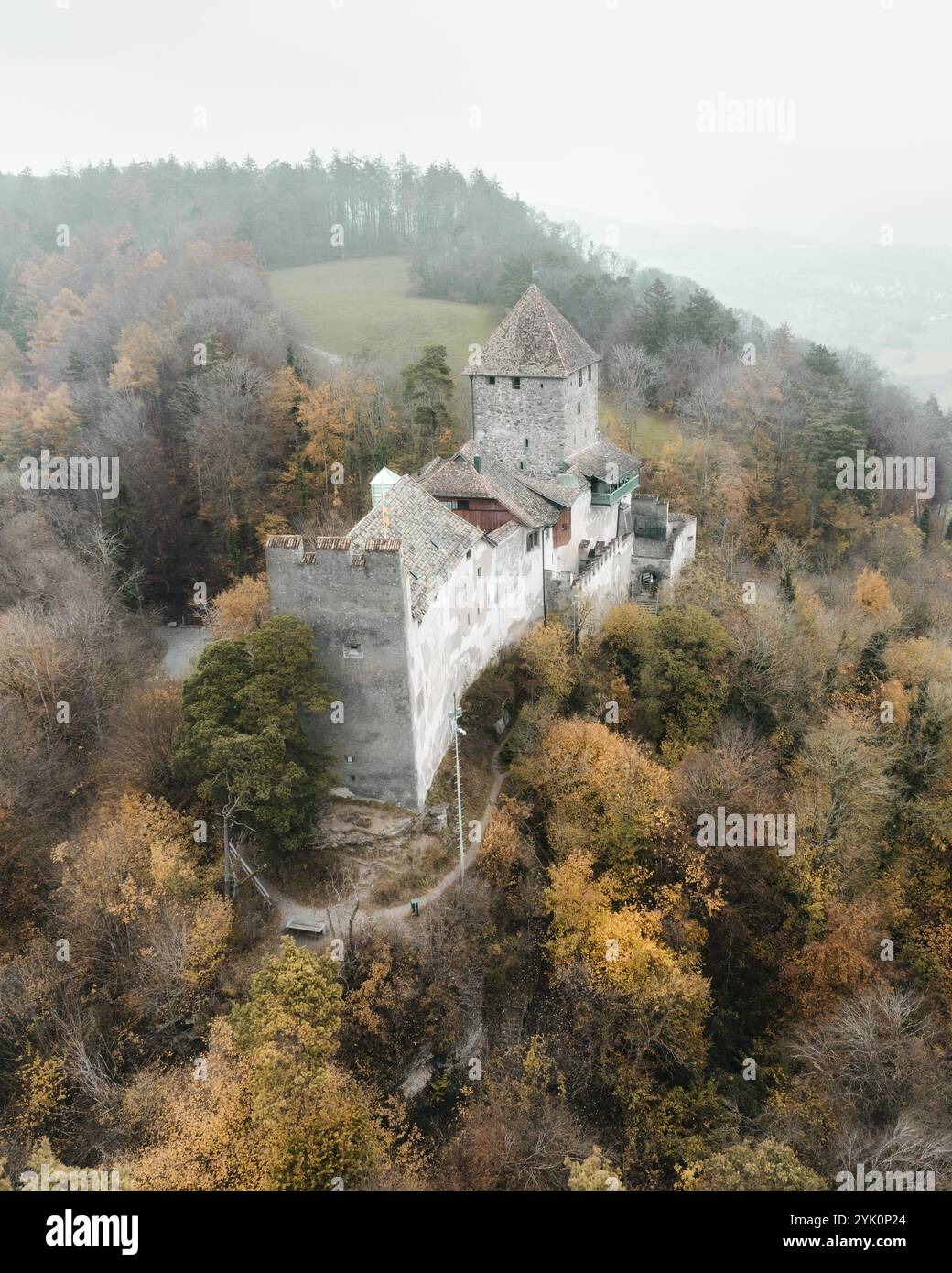 Vue aérienne du château de Hohenklingen au-dessus de Stein am Rhein un jour d'automne brumeux, Canton Schaffhausen, Suisse, Europe Banque D'Images