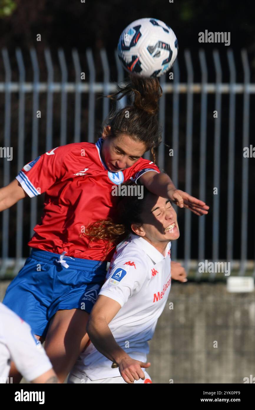 Melania Martinovic de Napoli Femminile concourt pour le ballon avec Alice Tortelli de ACF Fiorentina lors du Football - Italien Serie A Women entre Napoli Femminile vs ACF Fiorentina à l'Arena Giuseppe Piccolo Stadium crédit : Independent photo Agency Srl/Alamy Live News Banque D'Images