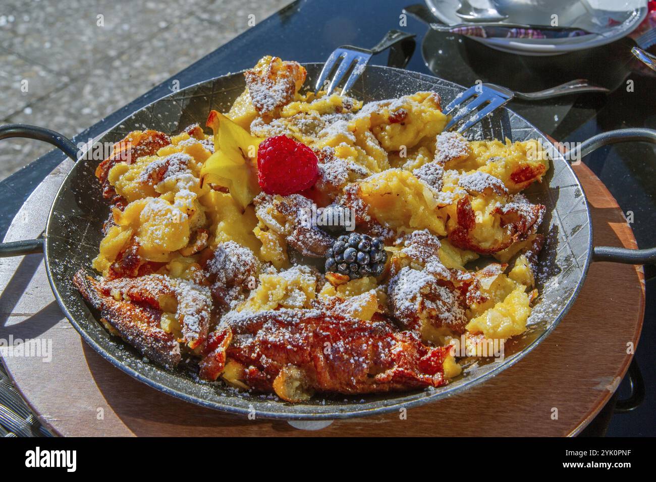 Apfelkaiserschmarrn, Kaiserschmarrn, spécialité au restaurant Blaue Gams, Ettal, Parc naturel des Alpes d'Ammergau, haute-Bavière, Bavière, Allemagne, Banque D'Images