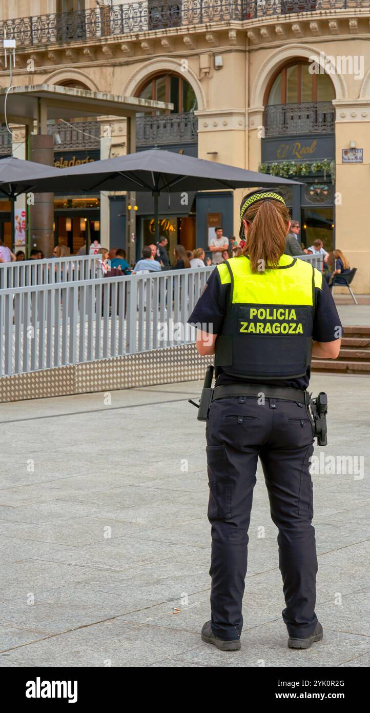 Policiers en service dans les rues de Saragosse, Espagne Banque D'Images
