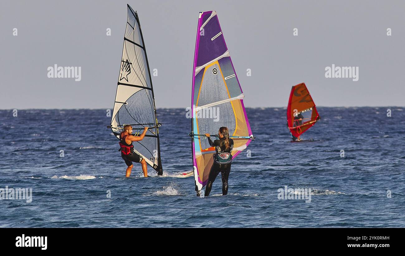 Trois planches à voile naviguant sur la mer bleue sous ciel clair, planche à voile, Meltemi windsurf spot, Devils Bay, Paralia Vatha, plage de Vatha, sud Banque D'Images