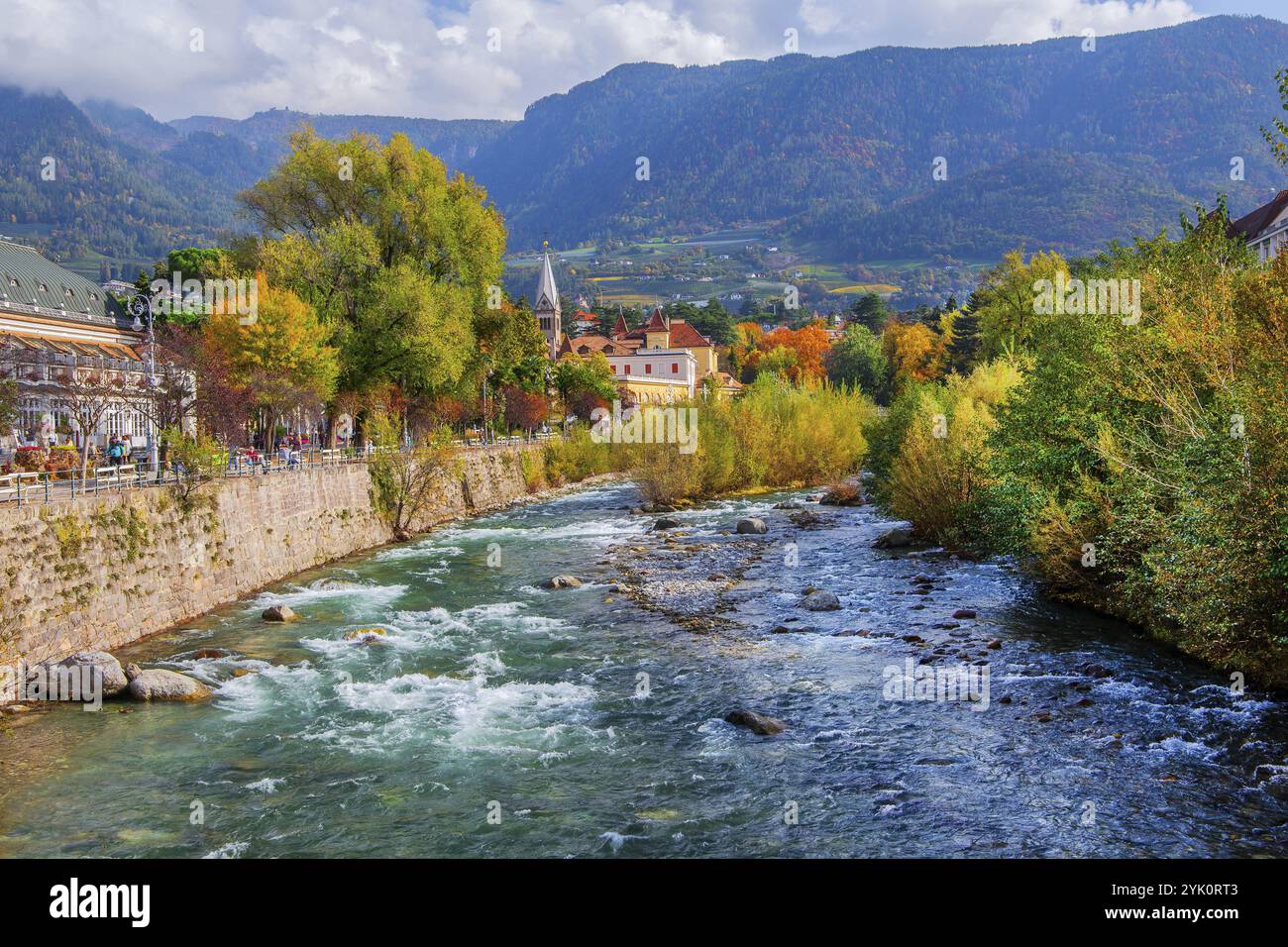 River passer avec promenade au bord de la rivière dans la zone thermale en automne, Merano, Burggrafenamt, Vallée de l'Adige, Tyrol du Sud, Italie, Europe Banque D'Images